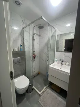 Moderne kupatilo sa tuš kabinom, umivaonikom i toaletom. - image 5