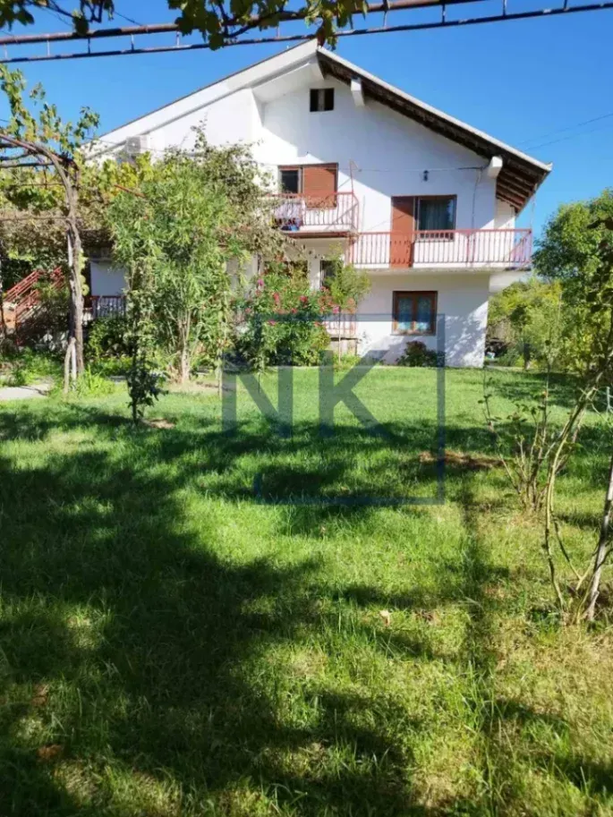 Izdavanje, trosoban stan, 130m², Tološi, Podgorica