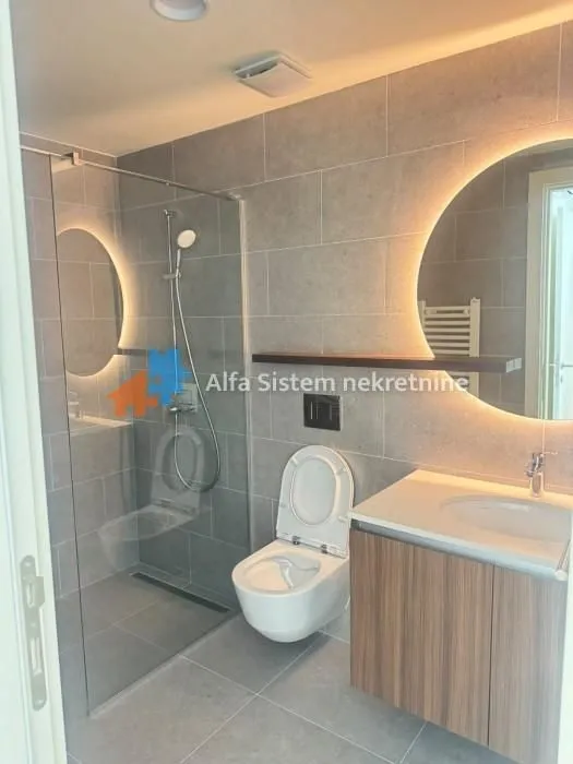 Izdavanje, trosoban stan, 74m², Savski Venac, Beograd