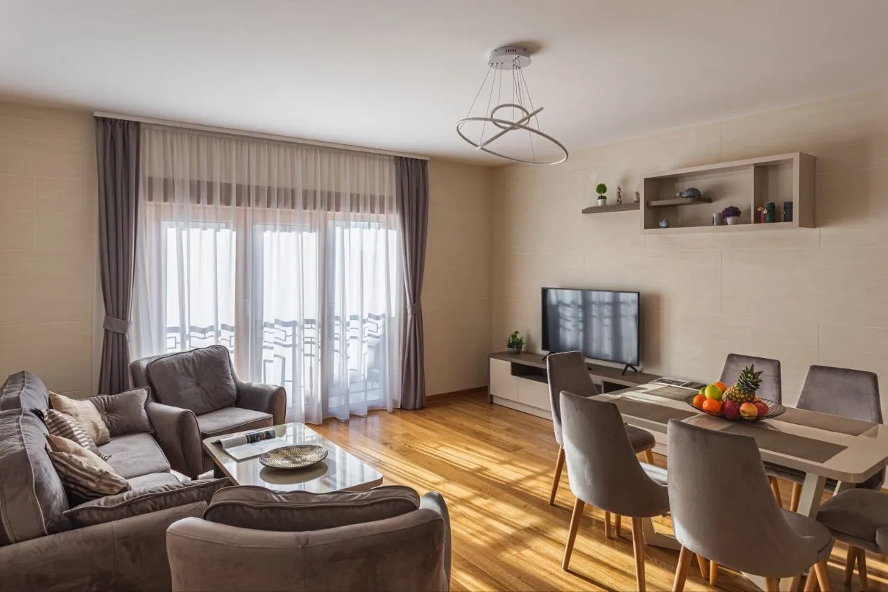 Izdavanje, dvosoban stan, 62m², Pržno, Budva
