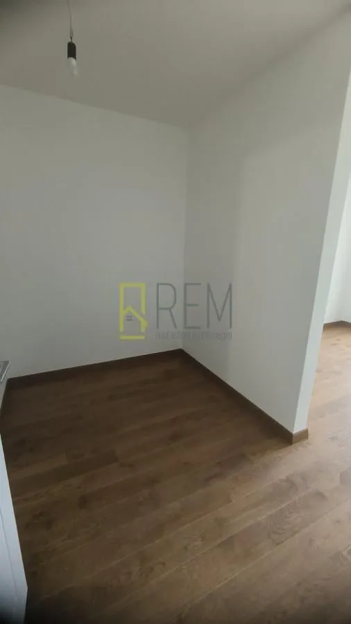 Prodaja, trosoban stan, 110m², Tološka šuma, Podgorica