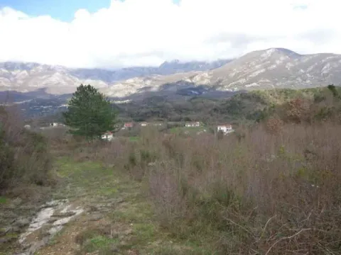 Pogled na planine i okolni pejzaž sa placa. - image 6