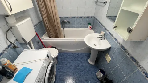 Kupatilo opremljeno kadom, umivaonikom, WC šoljom i veš mašinom. - image 8