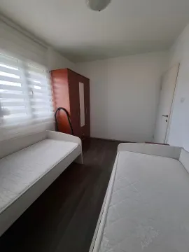 Manja spavaća soba sa dva kreveta i ormarom. - image 11