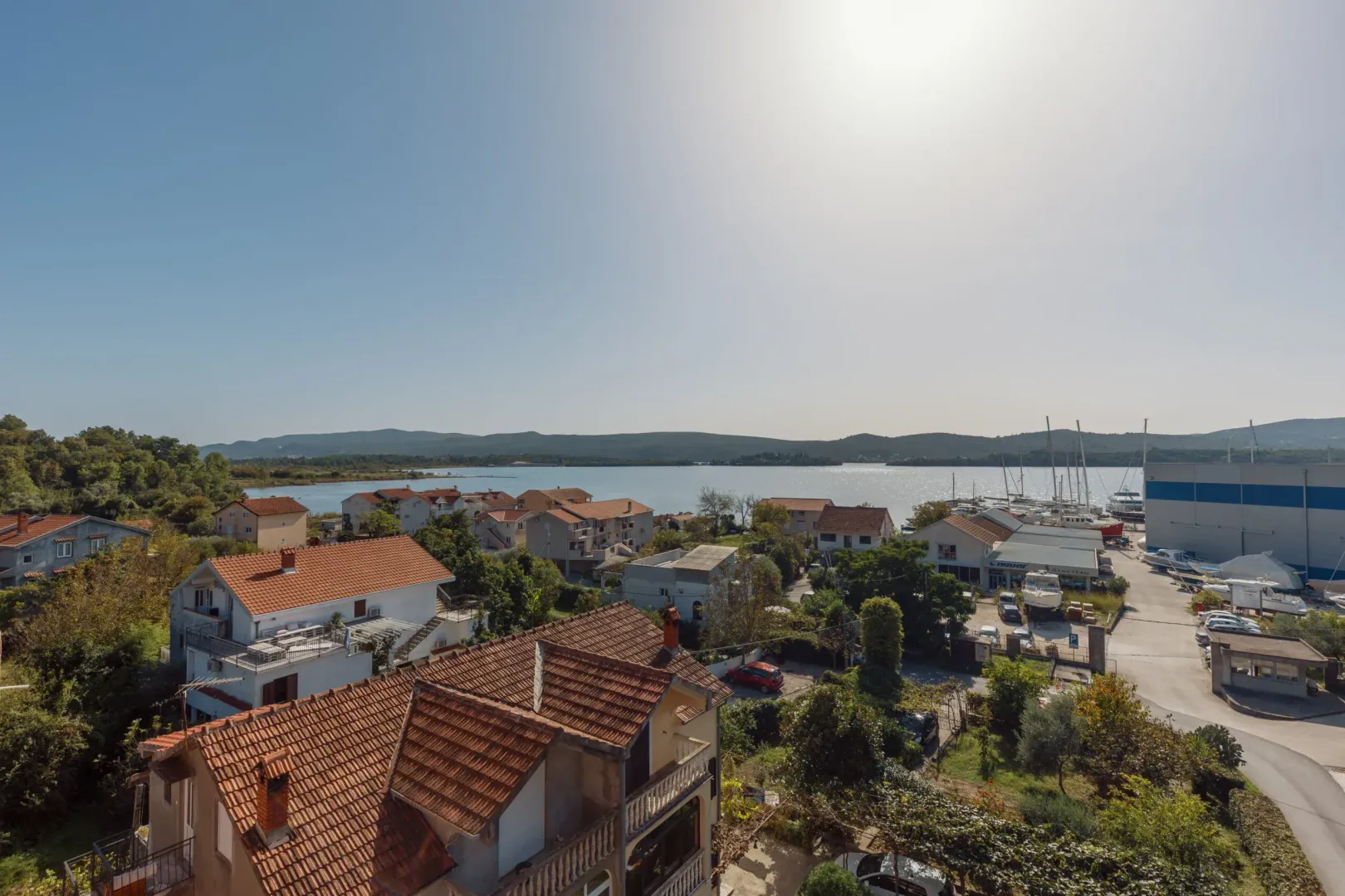 Pogled na more i okolno naselje sa terase nekretnine.