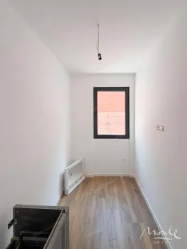 Prazna prostorija sa prozorom i drvenim podom u novogradnji. - image 14