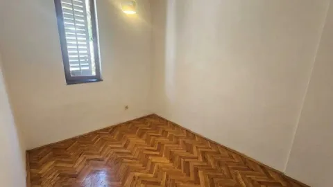 Prazna soba sa parketom i jednim prozorom. - image 13