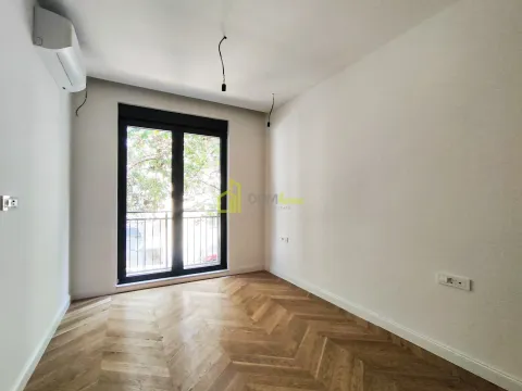 Prazna soba sa drvenim podom i izlazom na balkon. - image 8