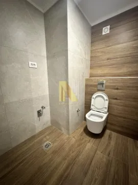 Moderno kupatilo sa zidnom wc šoljom i drvenim oblogama. - image 11