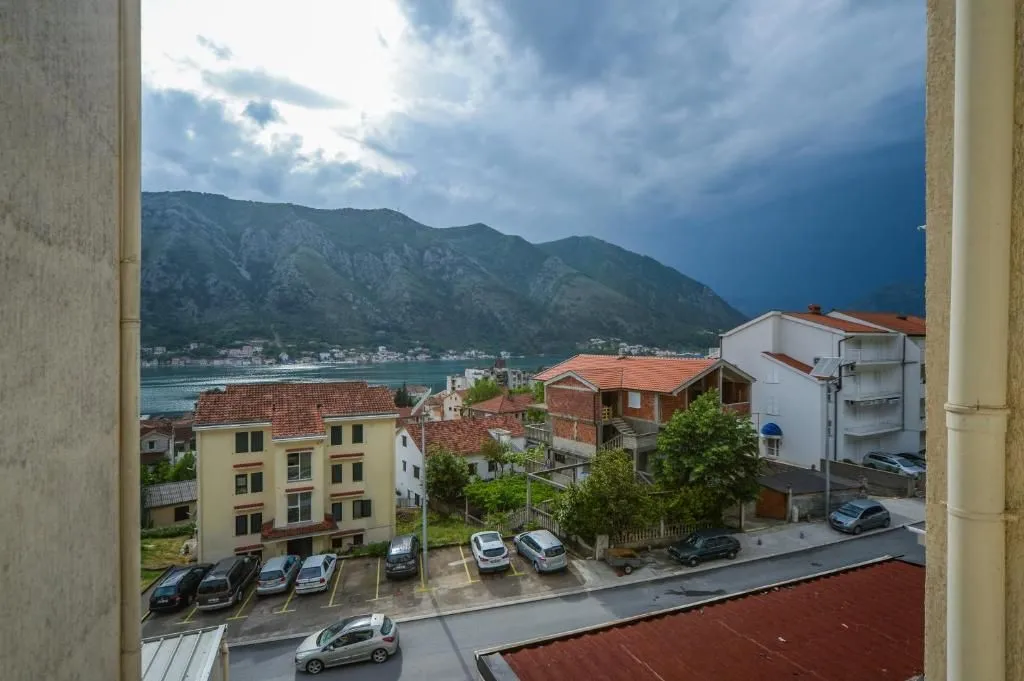 Pogled sa terase na zaliv i planine.