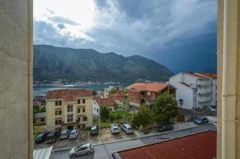 Pogled sa terase na zaliv i planine. - image 10