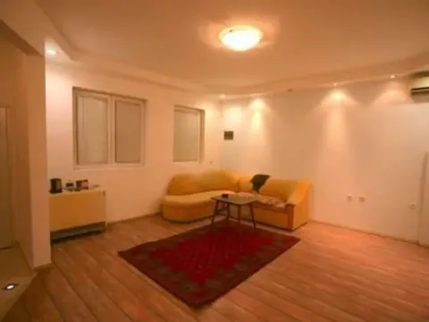 Izdavanje, dvosoban stan, 70m², Đeram Pijaca, Beograd