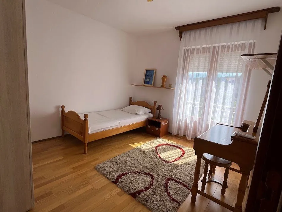 Rent, house, 200m², Tološi, Podgorica