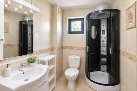 Uređeno kupatilo sa umivaonikom, wc šoljom i tuš kabinom. - image 13