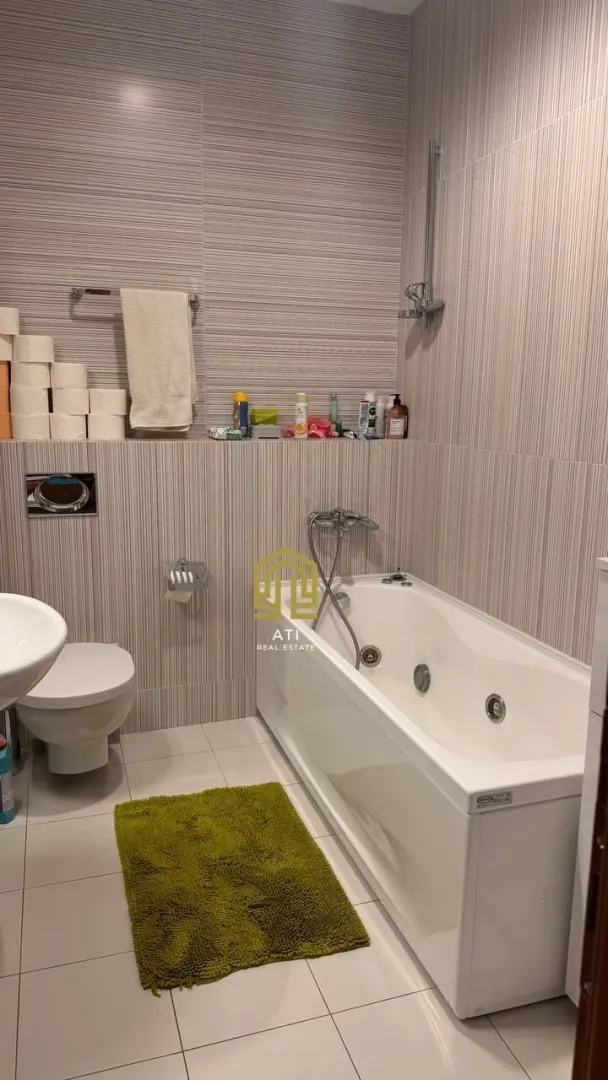 Kupatilo opremljeno kadom, umivaonikom i wc šoljom.