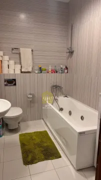 Kupatilo opremljeno kadom, umivaonikom i wc šoljom. - image 10