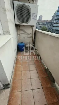 Manji balkon sa keramičkim pločicama i spoljnom jedinicom klima uređaja. - image 13