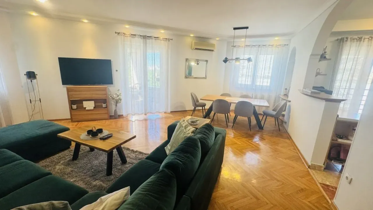 Izdavanje, jednosoban stan, 130m², Stari grad, Novi Sad