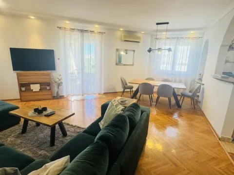 Rent, one bedroom apartment, 130m², Stari grad, Novi Sad