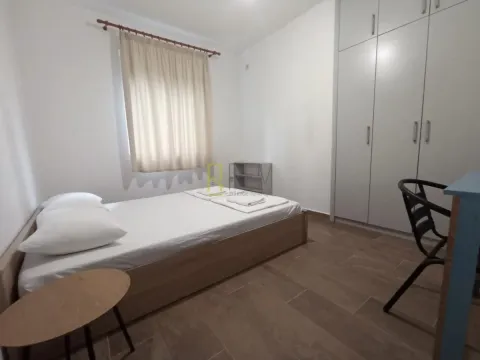 Namještena spavaća soba sa bračnim krevetom, plakarom i prozorom. - image 12