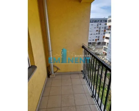 Manji natkriveni balkon sa popločanim podom i metalnom ogradom. - image 11