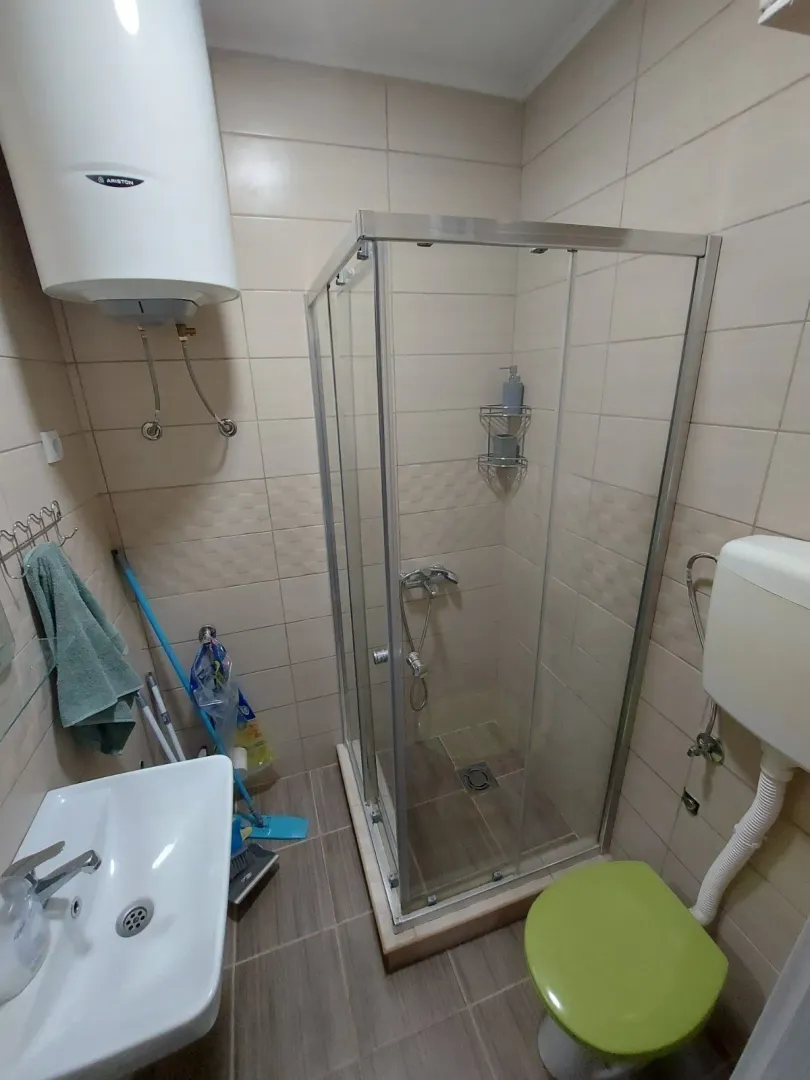 Funkcionalno kupatilo sa tuš kabinom, lavaboom i bojlerom.