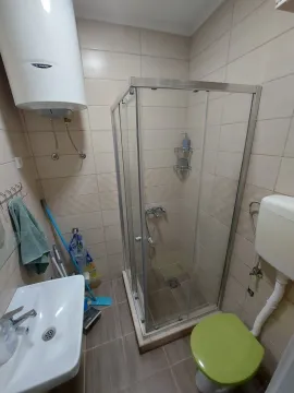 Funkcionalno kupatilo sa tuš kabinom, lavaboom i bojlerom. - image 3