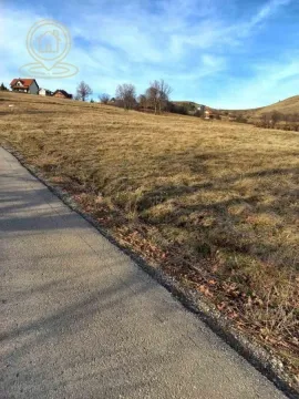 Pogled na plac i okolni pejzaž sa pristupnim putem. - image 2