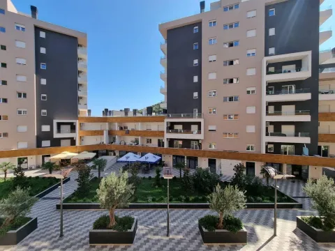 Moderni stambeni kompleks sa uređenim dvorištem i popločanim stazama. - image 10