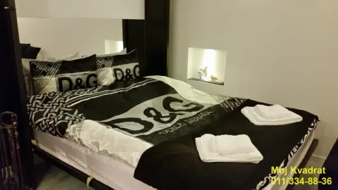 Nameštena spavaća soba sa bračnim krevetom i posteljinom. - image 4