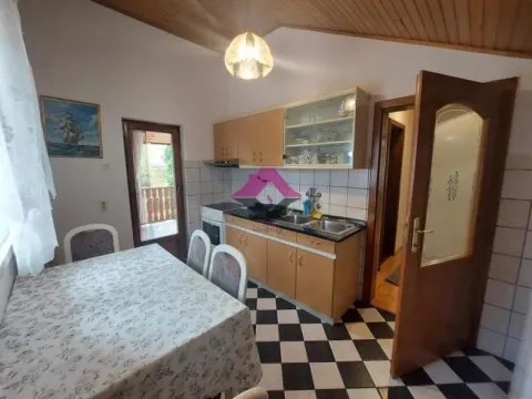 Kuhinja sa trpezarijom i drvenim elementima. - image 13