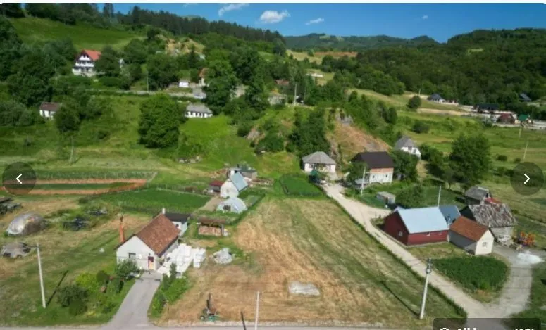 Pogled iz vazduha na seosko imanje okruženo prirodom.
