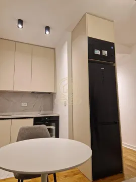 Moderna kuhinja sa ugrađenim elementima i trpezarijskim stolom. - image 3