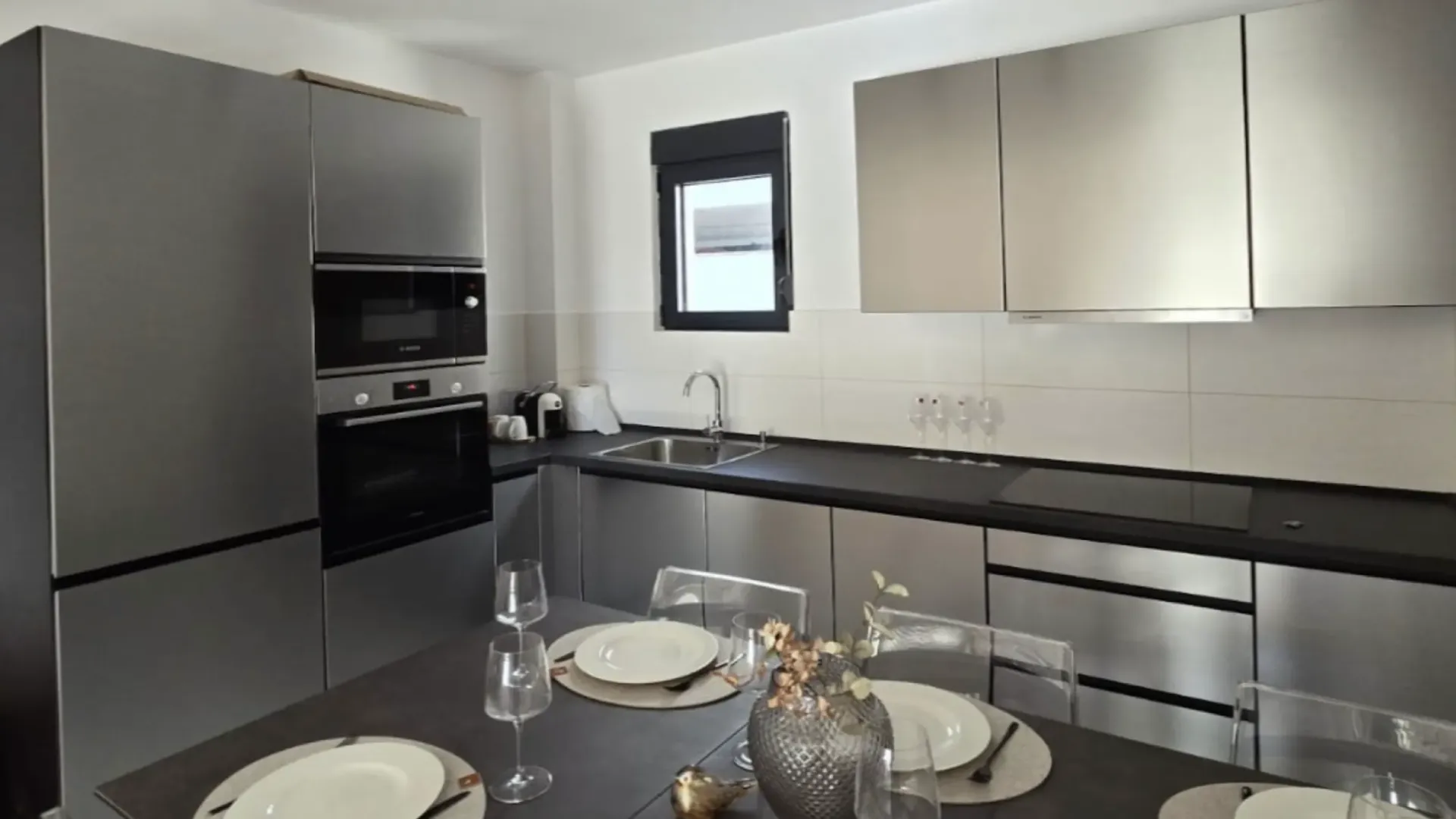 Izdavanje, dvosoban stan, 61m², Pod Kuk, Tivat