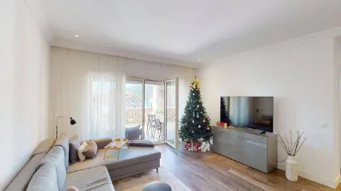 Dnevna soba sa garniturom, televizorom i novogodišnjom jelkom, sa izlazom na terasu. - image 3