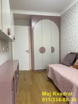 Nameštena spavaća soba sa bračnim krevetom i ugradnim ormarom. - image 10