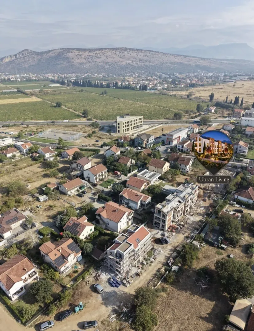 Pogled iz vazduha na naselje sa okolinom i umetnutom vizuelizacijom zgrade.