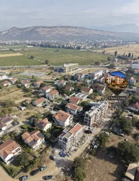 Pogled iz vazduha na naselje sa okolinom i umetnutom vizuelizacijom zgrade. - image 8