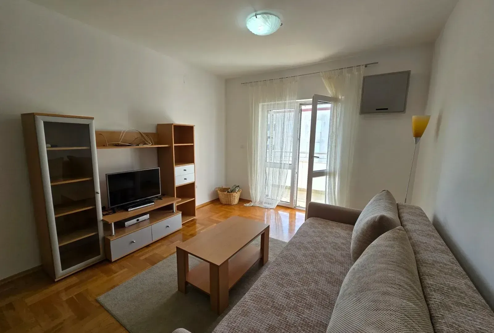 Izdavanje, stan, 50m², Tivat, Crna Gora