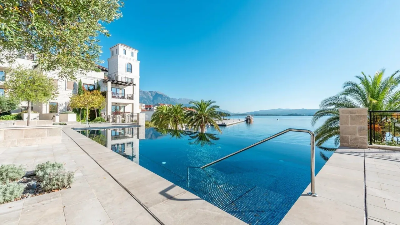 Izdavanje, dvosoban stan, 134m², Porto Montenegro, Tivat