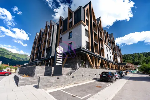Pogled na spoljašnjost moderne stambene zgrade sa parkingom i okruženjem. - image 2