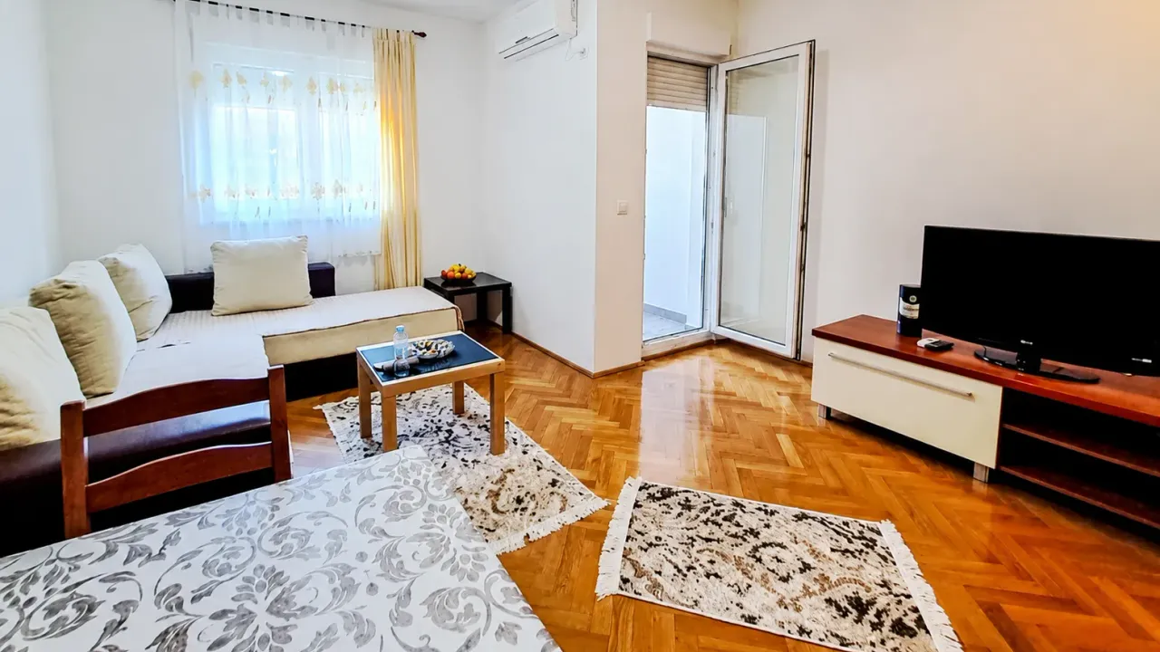 Rent, studio apartment, 33m², Centar, Bar
