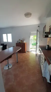 Kuhinja sa trpezarijskim dijelom i izlazom u dvorište. - image 10
