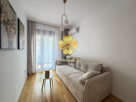 Dnevna soba sa garniturom, stočićem i umjetničkim slikama na zidu. - image 16