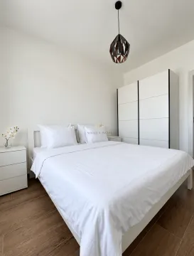 Spavaća soba sa bračnim krevetom, bijelim garderoberom i noćnim stočićem. - image 4