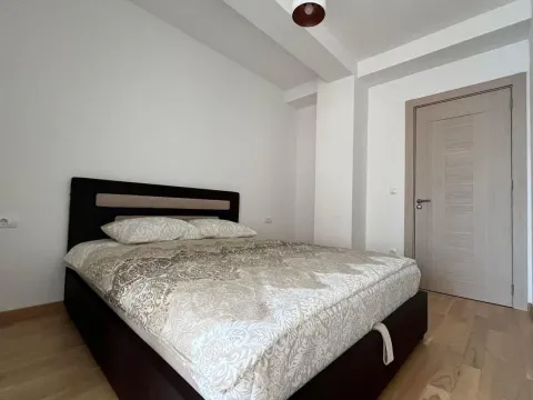 Spavaća soba sa bračnim krevetom i drvenim podom. - image 6