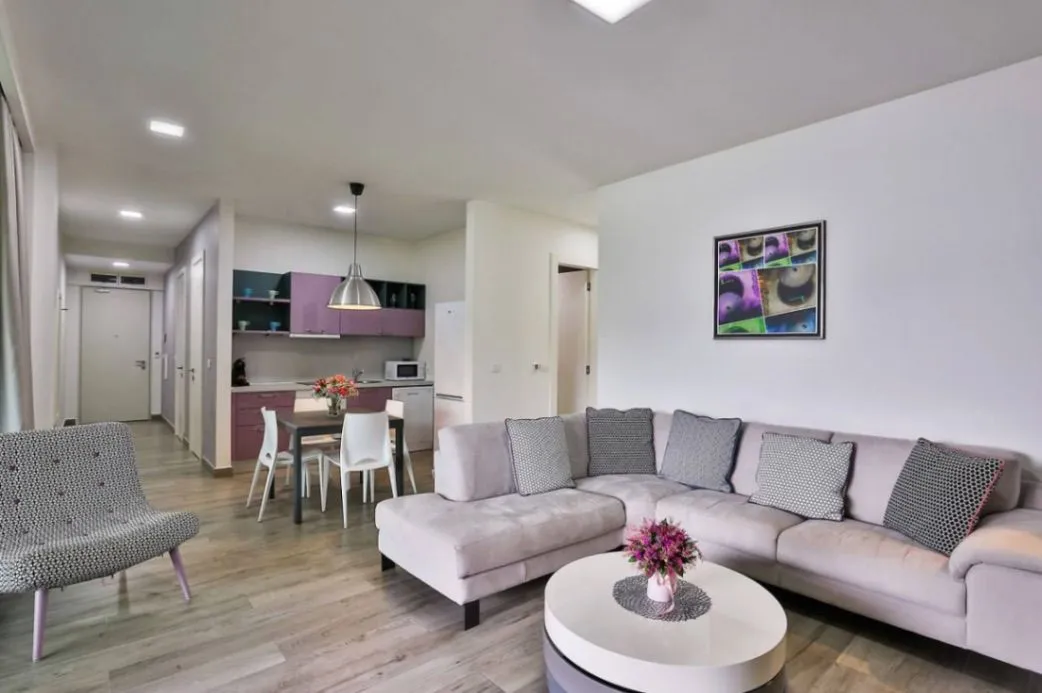 Izdavanje, dvosoban stan, 90m², Budva, Crna Gora