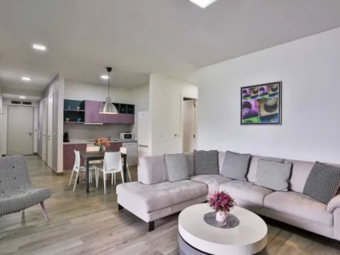 Izdavanje, dvosoban stan, 90m², Budva, Crna Gora