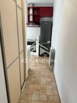 Manja kuhinja sa crvenim visećim elementima i frižiderom. - image 6