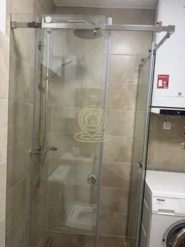 Kupatilo sa tuš kabinom i veš mašinom. - image 8